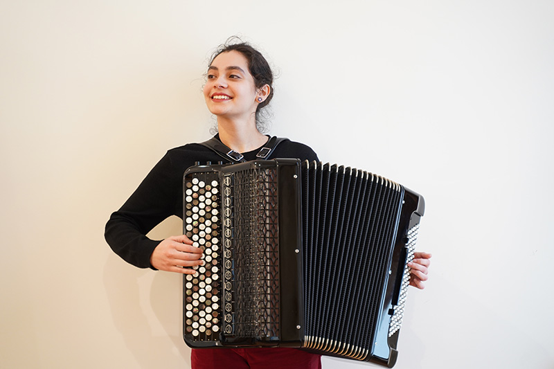 vue de l'artiste avec son accordéon