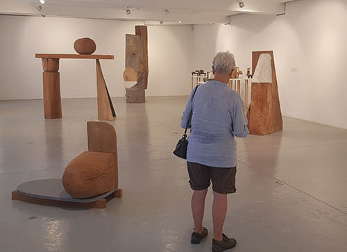 public devant les sculptures