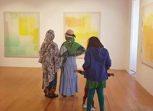 public devant les peintures