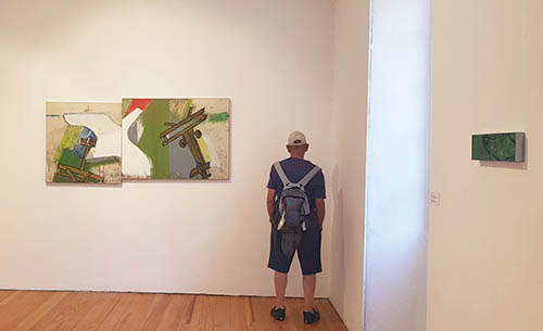 public devant les les peintures