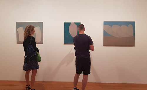 public devant les les peintures